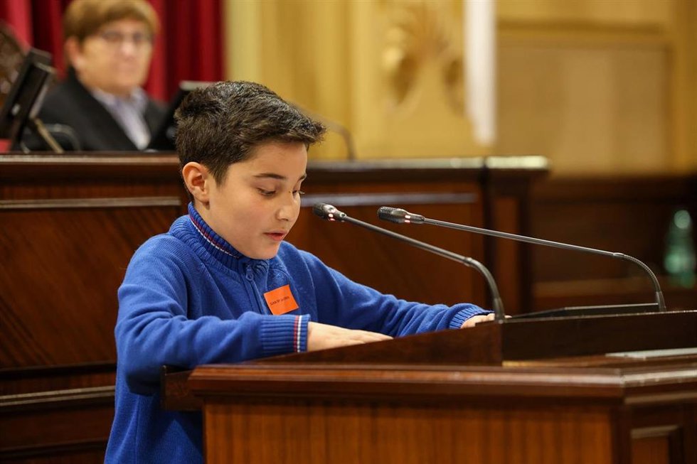 Un alumno participa en la sesión plenaria 'Diputados por un día' celebrada en el Parlament balear.