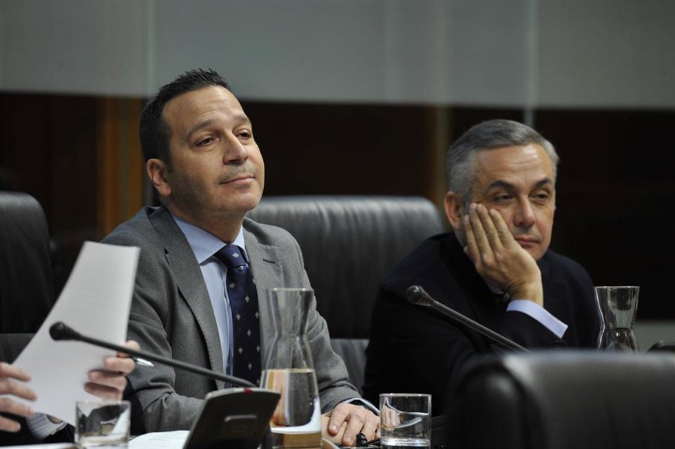 El portavoz y el presidente del Grupo Parlametario de Vox en la Asamblea de Extremadura, Óscar Fernández y Ángel Pelayo Gordillo, durante el pleno de este jueves.