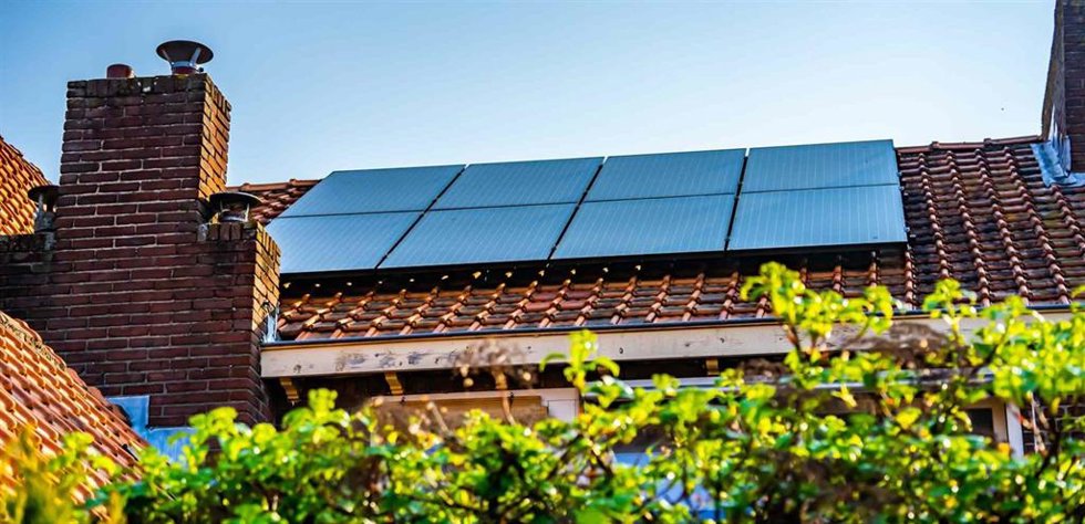 Paneles solares en un tejado.