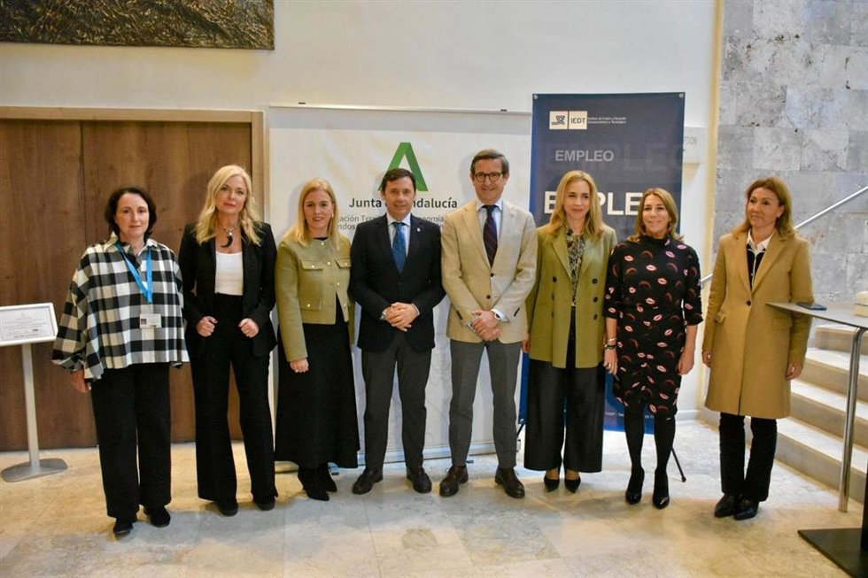El consejero de Industria, Jorge Paradela, en la jornada 'Estrategia en femenino, gaditanas líderes' en Cádiz.