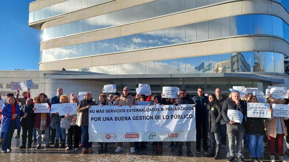 Protesta sindical a las puertas de la Diputación de Granada