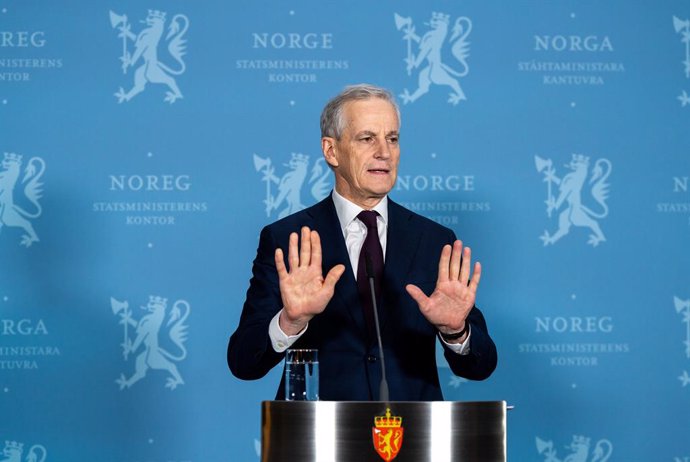 30 January 2025, Norway, Oslo: Norwegian Prime Minister Jonas Gahr Store speaks during a press conference at the seat of government. Norway's coalition government collapsed due to a disagreement over EU energy policies. Store's efforts to implement three 