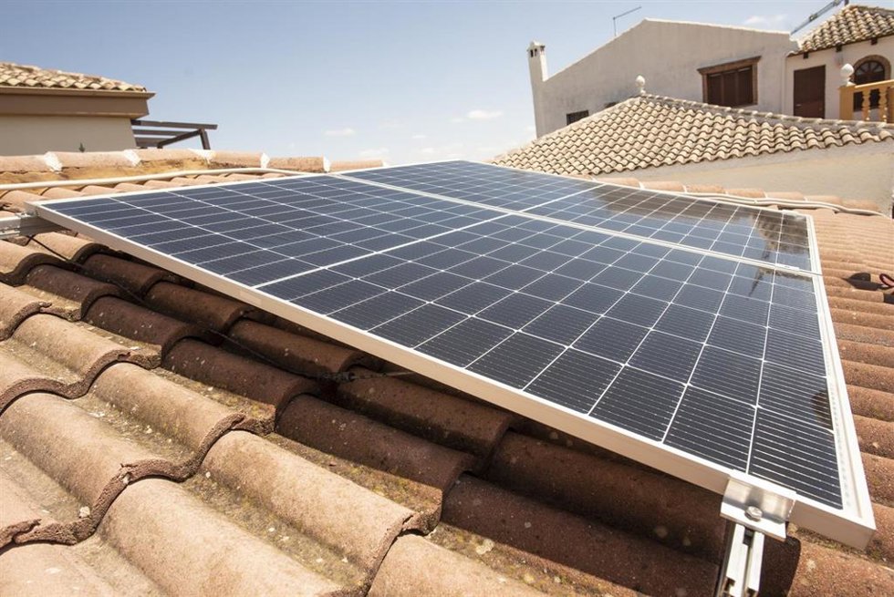 Archivo - Panel solar en un tejado.