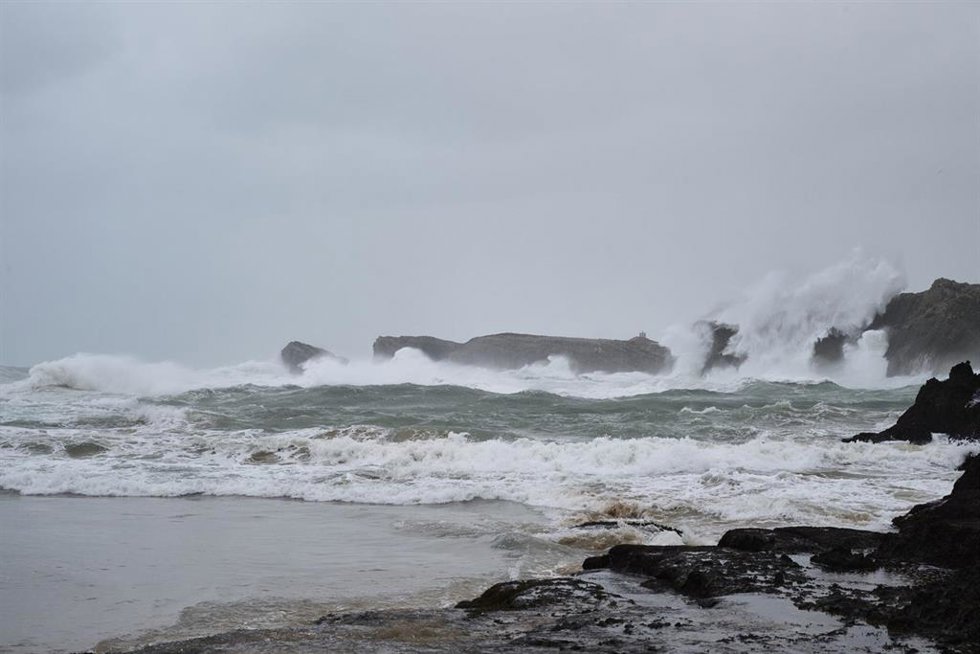 Llegada del temporal marítimo de viento y lluvia en Santander