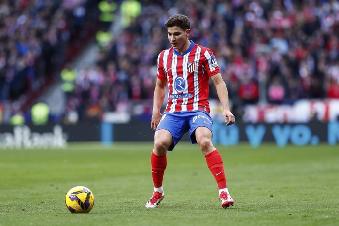 Julian Alvarez of Atletico de Madrid in action during the Spanish League, LaLiga EA Sports, football match played between Atletico de Madrid and Villarreal CF at Riyadh Air Metropolitano stadium on January 25, 2025, in Madrid, Spain.