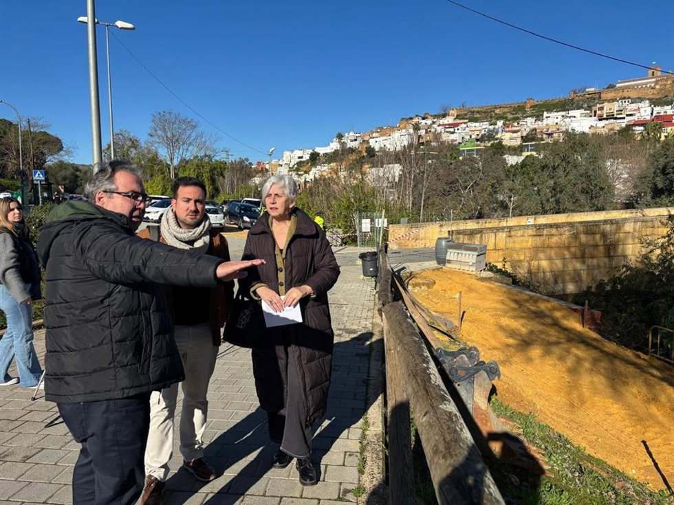 El paseo peatonal entre los parques de ribera, bajo el puente de la A-392, estará listo en primavera en Alcalá.