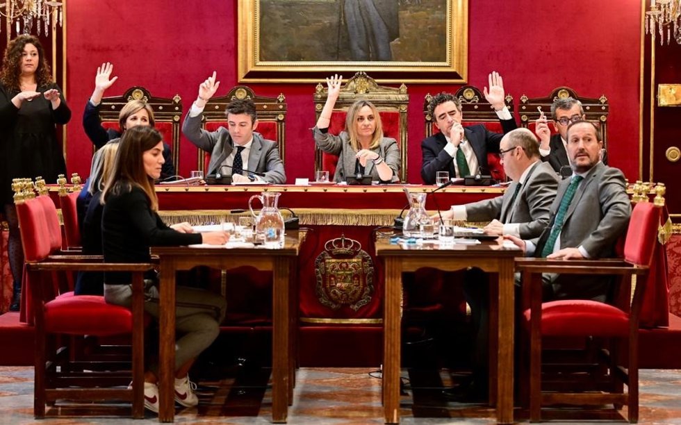 Archivo - Pleno del Ayuntamiento de Granada en imagen de archivo
