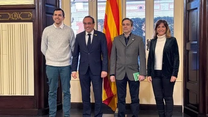 El president del Parlament, Josep Rull, amb els dirigents de SI impulsors de la ILP