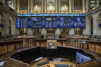 El Ibex 35 sube un 1% y rebasa los 12.400 enteros tras los últimos movimientos del BCE y la Fed