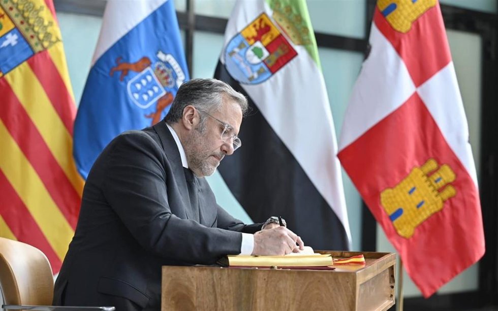 Carlos Pollán firma en el Libro de Honor de la Asamblea de Madrid.