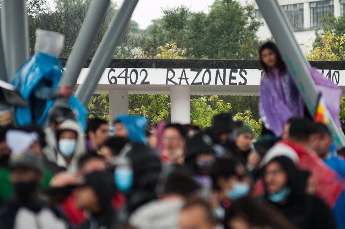 Archivo - Imagen de archivo de un mural en recuerdo a las miles de las ejecuciones extrajudiciales, conocidas como 'falsos positivos', que tuvieron lugar durante el conflicto armado en Colombia. 