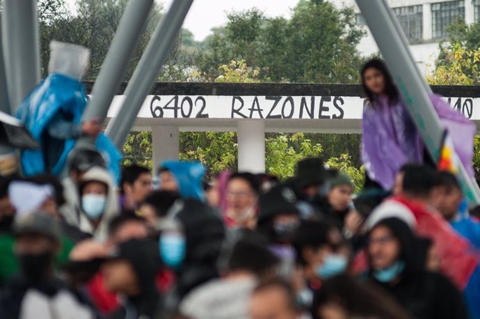 Archivo - Imagen de archivo de un mural en recuerdo a las miles de las ejecuciones extrajudiciales, conocidas como 'falsos positivos', que tuvieron lugar durante el conflicto armado en Colombia.