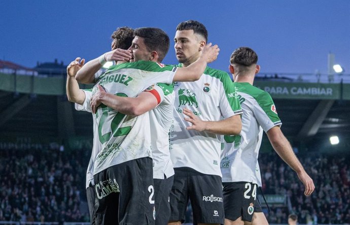 Los jugadores del Racing de Santander celebrando un gol.