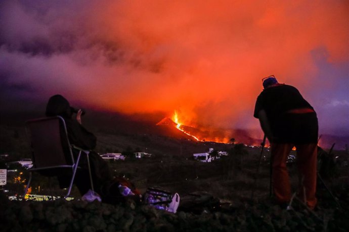 Archivo - EP-Selección fotos: Primer aniversario de la erupción del Volcán Cumbre Vieja - Vecinos y turistas observan el cono del volcán de Cumbre Vieja tras la explosión de su crater producida este sábado, a 25 de septiembre de 2021, en La Palma, Islas C