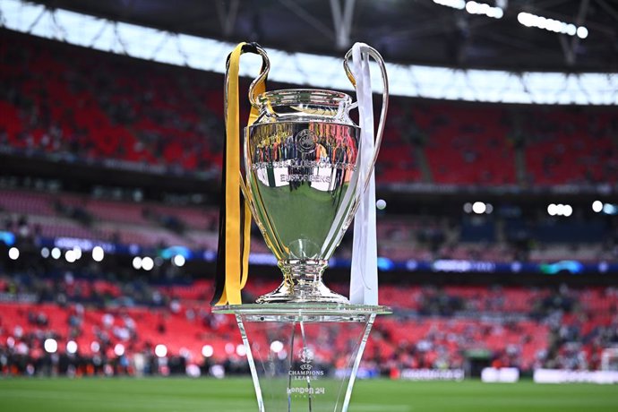 Archivo - 01 June 2024, United Kingdom, London: The Champions League trophy is on the pitch before the UEFA Champions League final soccer match between Borussia Dortmund and Real Madrid CF at Wembley Stadium. Photo: Tom Weller/dpa