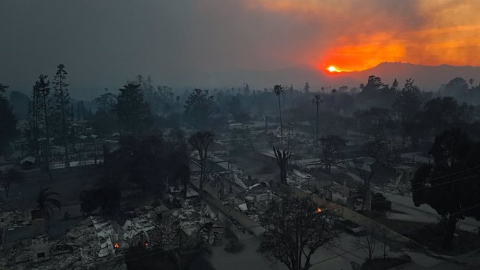 08 January 2025, US, Altadena: Destruction on Lake Ave north of Altadena Ave, in the aftermath of the Eaton wildfire, where no water is available except what is brought in by fire dept water tenders. The Eaton Fire is an active wildfire burning in the Alt