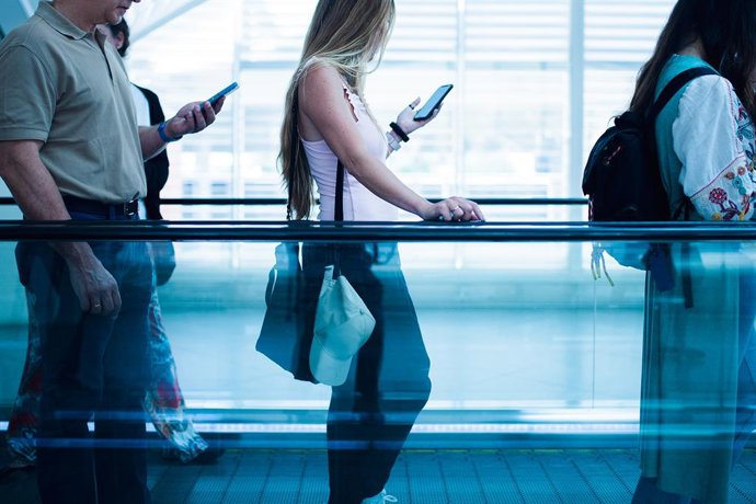 Archivo - Mujer mirando su móvil