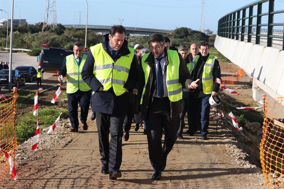 El ministro de Transportes y Movilidad Sostenible, Óscar Puente (1i) durante la visita a la construcción del ramal ferroviario en la provincia de Cádiz.