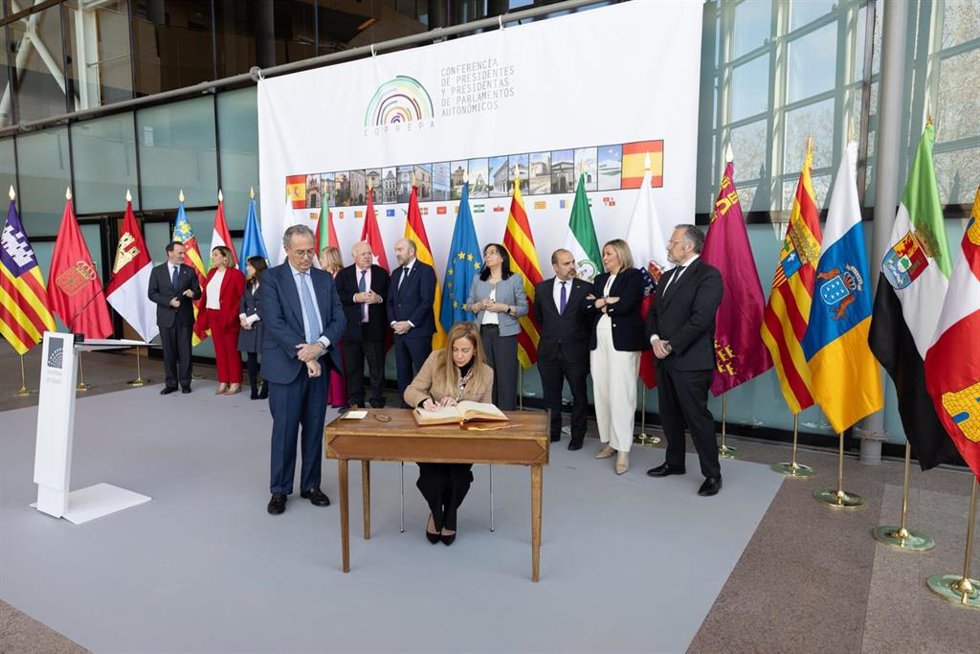 La presidenta del Parlamenot de La RIoja, Marta Fernández, en una firma de la COPREPA