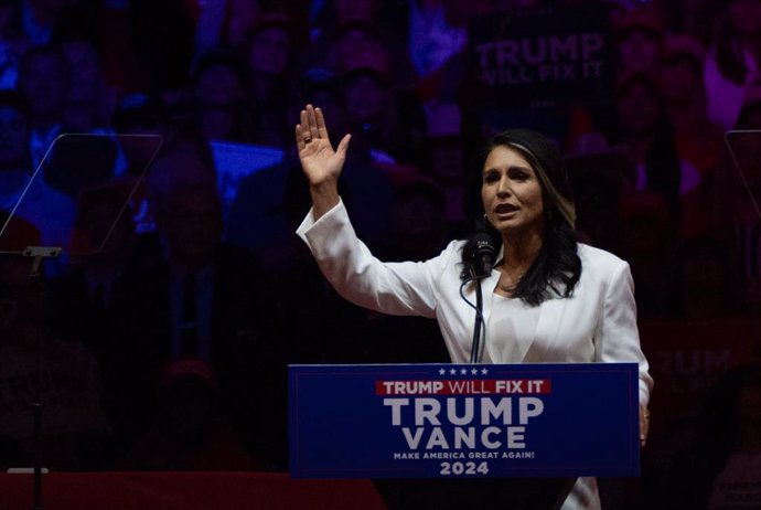 Archivo - October 27, 2024, New York, United States: Tulsi Gabbard speaks at a Trump Rally on Sunday in New York. Trump supporters chant at the media outside Madison Square Garden ahead of the rally in support of former President Donald Trump.