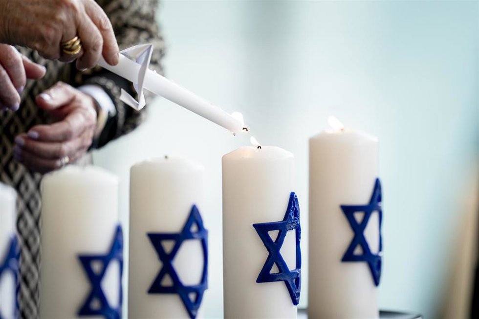 Archivo - Varias velas durante el acto de recuerdo del Holocausto  