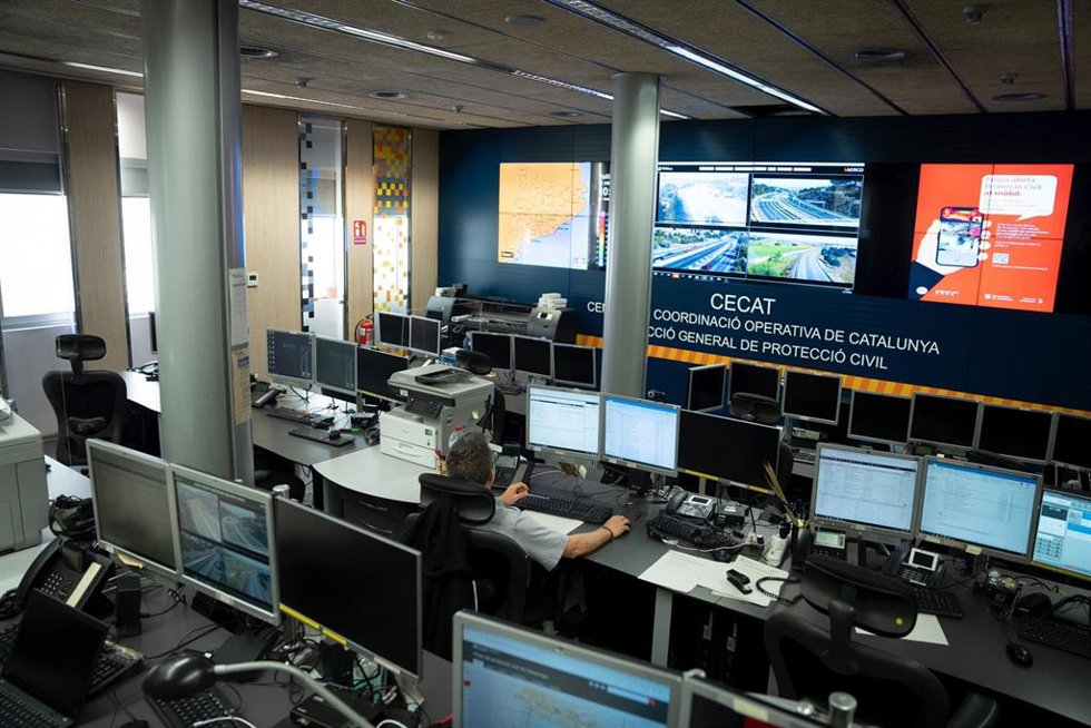Archivo - El equipo de Protecció Civil durante una prueba de envío masivo de mensajes a teléfonos móviles inteligentes para alertar de emergencias, en la sala de mandos del CECAT (Centro de Coordinación Operativa de Catalunya), en una imagen de archivo