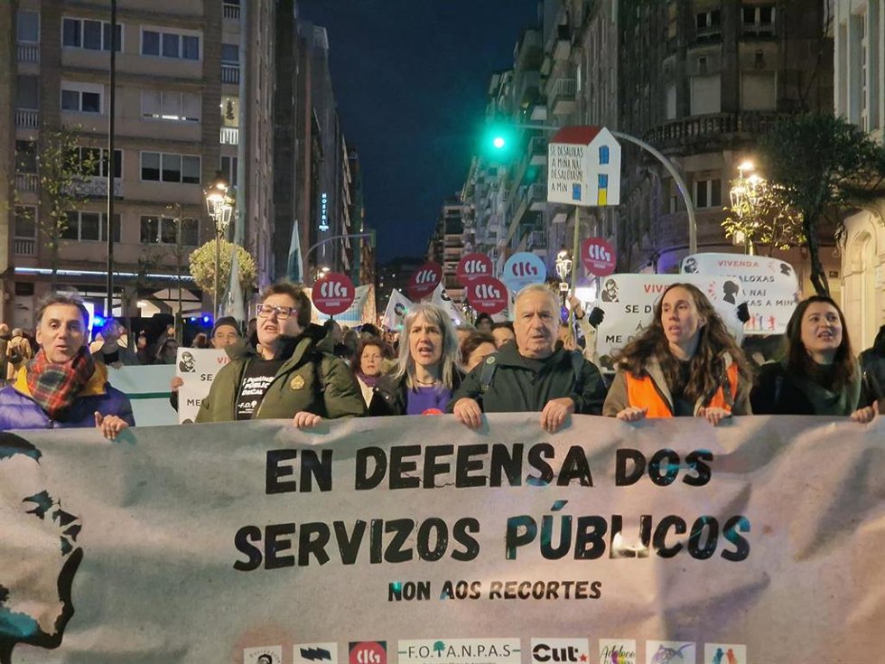Centenares de personas se manifiestan en Vigo para pedir "más recursos y menos recortes" para los servicios públicos.