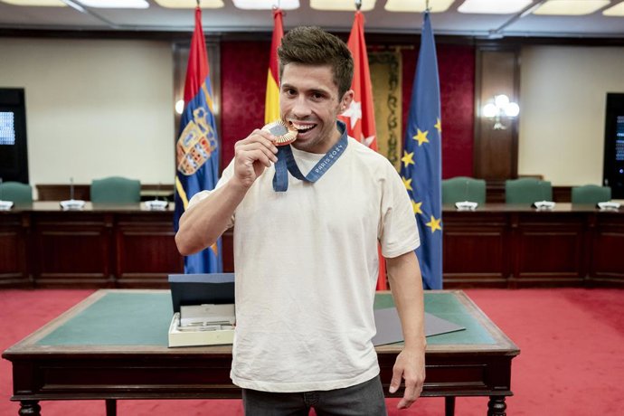 Archivo - El primer medallista olímpico de la comitiva española de los Juegos Olímpicos de París 2024, Fran Garrigós, posa con su medalla durante un encuentro con el alcalde de Móstoles, Manuel Bautista, en el Ayuntamiento de Móstoles, a 1 de agosto de 20