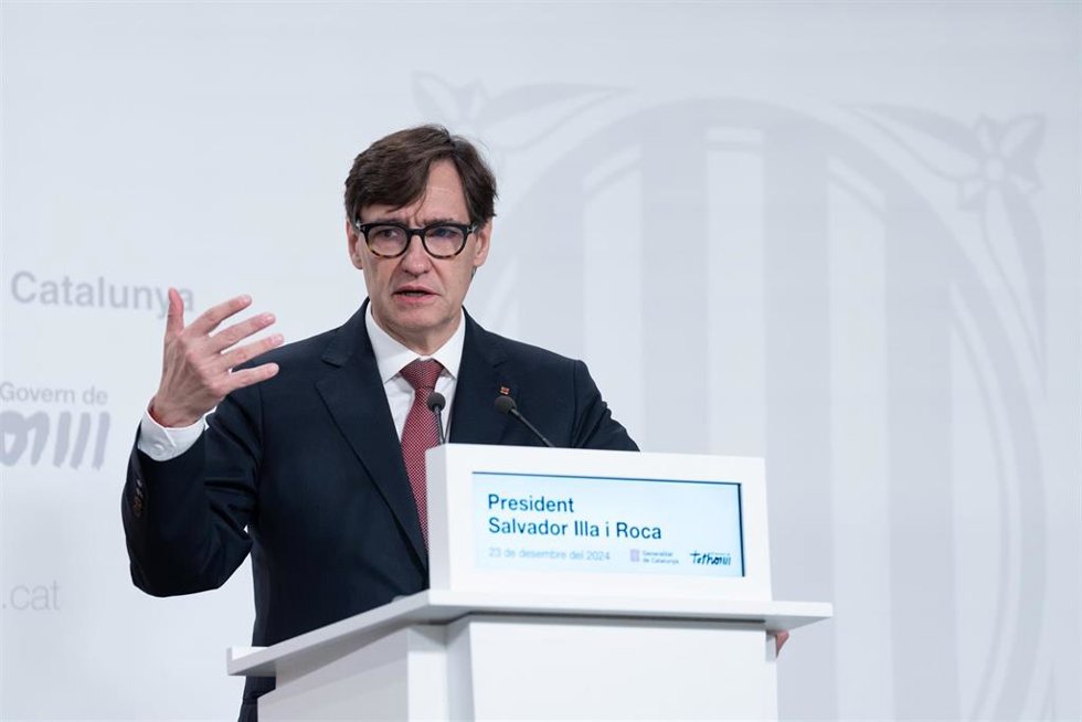 Archivo - El presidente de la Generalitat de Cataluña, Salvador Illa, durante una rueda de prensa tras la última reunión del Consell Executiu del Govern, en el Palau de la Generalitat, a 23 de diciembre de 2024, en Barcelona, Catalunya (España). El Cons