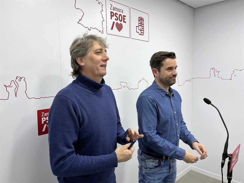 El secretario general del PSOE de Castilla y León, Carlos Martínez, y el secretario provincial de Zamora, Antidio Fagúndez.