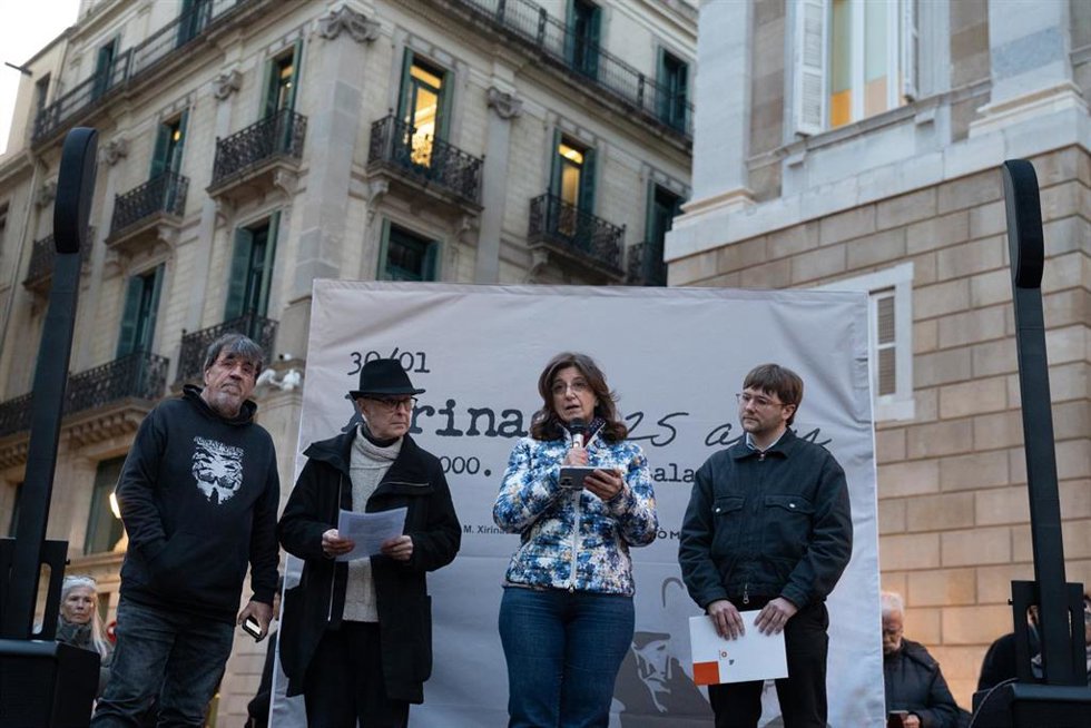 La Assemblea Nacional Catalana (ANC), la Fundació Randa y mnium Cultural reivindican el legado del Lluís Maria Xirinacs en un acto en la plaza Sant Jaume de Barcelona