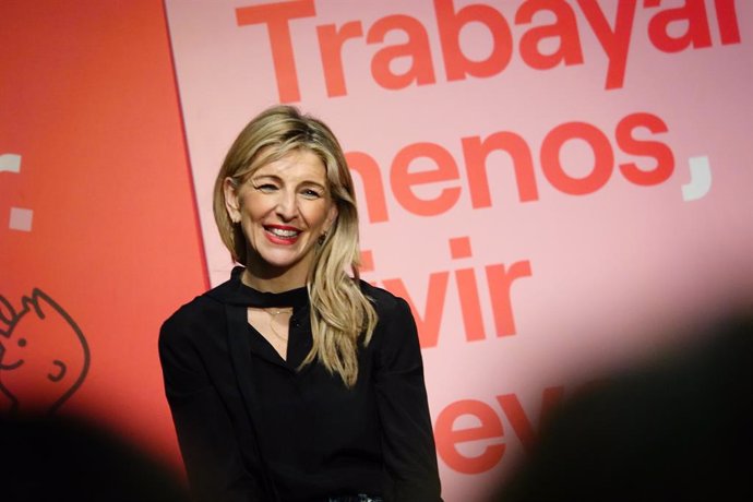 La vicepresidenta segunda y ministra de Trabajo y Economía Social, Yolanda Díaz, durante un acto por la reducción de la jornada laboral, en el Centro Municipal El Coto, a 30 de enero de 2025, en Gijón, Asturias (España). El acto, titulado 'Trabayar menos,