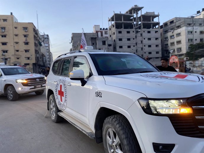 January 19, 2025, Gaza City, Gaza Strip, Palestinian Territory: Palestinians gather near the site of the handover of the Israeli hostages to the International Committee of the Red Cross (ICRC) during the hostage-prisoner exchange operation in Saraya Squar