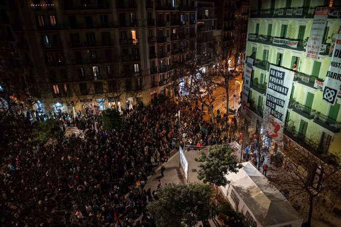 Veïns de la Casa Orsola i ciutadans de Barcelona protesten amb una cassolada pel desallotjament d'un inquilí de l'edifici previst per a aquest divendres al matí