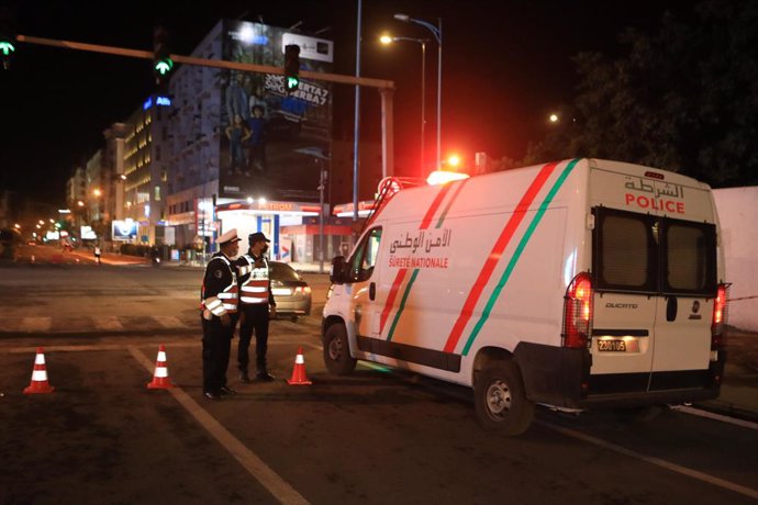 Archivo - CASABLANCA, May 10, 2021  -- Police officers wearing face masks are seen on the street in Casablanca, Morocco, on May 8, 2021.   Morocco announced on a night curfew during Ramadan to combat the spread of COVID-19.