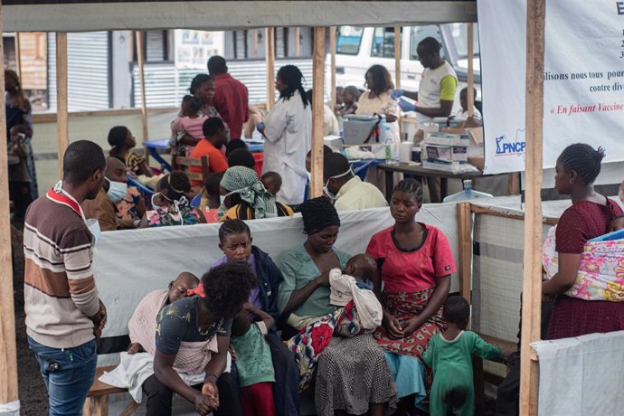 Archivo - GOMA (DR CONGO), Oct. 9, 2024  -- People wait to get vaccinated at a vaccination center near a camp for internally displaced persons in Goma, North Kivu Province, the Democratic Republic of the Congo (DRC), on Oct. 9, 2024. Around 940,000 people