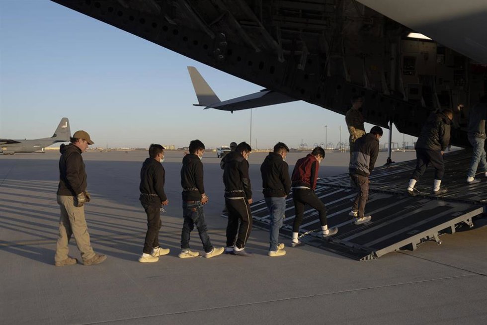 Vuelo del Ejército de EEUU de repatriación de migrantes latinoamericanos