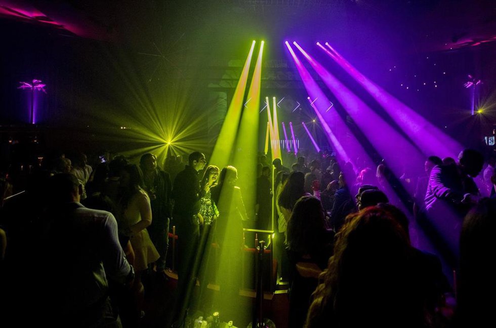 Archivo - Ambiente durante una fiesta en una discoteca.