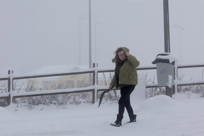 Archivo - Una mujer camina por una calle cubierta de nieve, a 26 de enero de 2023, en Pedrafita do Cebreiro, Lugo, Galicia (España). 