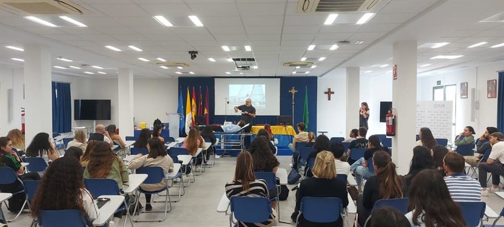 Un grupo de asistentes en una charla durante el último Encuentro Sociosanitario celebrado en el Salón de Actos del Campus de Cartagena.