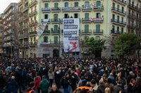 Més de 500 persones es concentren davant la Casa Orsola de Barcelona pel desallotjament