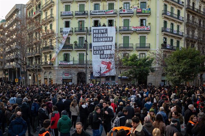 Concentració davant la Casa Orsola de Barcelona