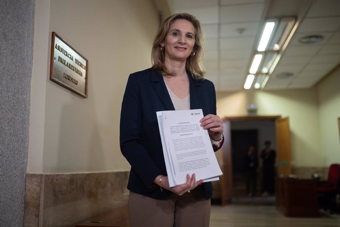 La vicesecretaria de Desarrollo Sostenible del PP, Paloma Martín, posa tras registrar en el Senado la reforma de la Ley del Suelo, a 31 de enero de 2025. en Madrid (España). El PP ha registrado la ley con el fin de dar seguridad jurídica a los planes urba