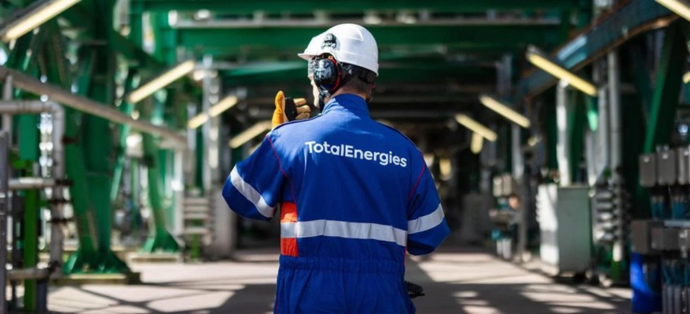 Archivo - Un trabajador de TotalEnergies