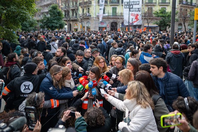 L'activista del Sindicat d'Inquilins de Catalunya Carme Arcarazo davant la Casa Orsola