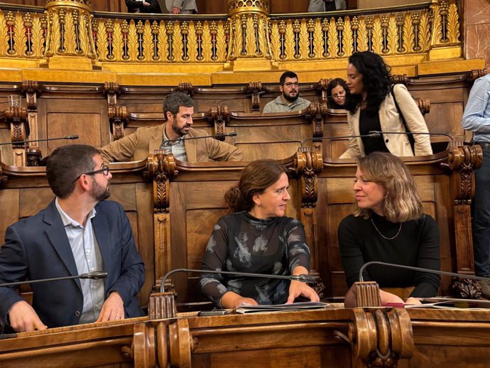 El portaveu d'ERC, Jordi Castellana, la regidora de BComú Gemma Tarafa i la líder de la formació, Janet Sanz