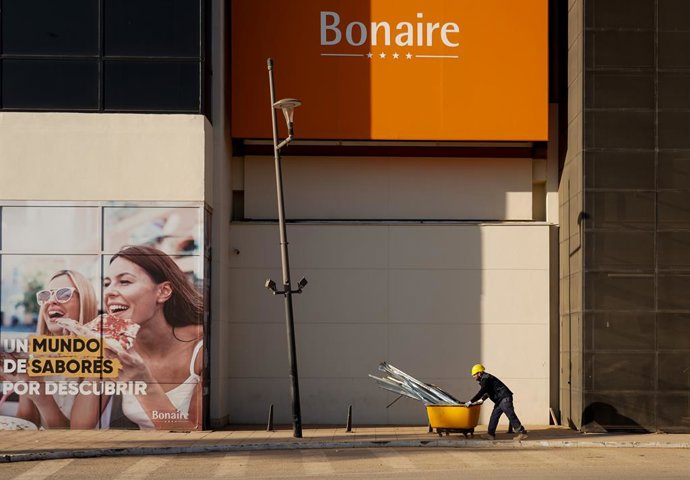 Archivo - Arxiu - Un treballador al centre comercial Bonaire, el primer dia que van obrir algunes de les tendes, a 13 de desembre del 2024, a València, Comunitat Valenciana (Espanya). 