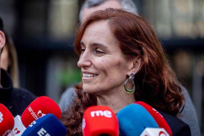 La ministra de Sanidad, Mónica García, atiende a los medios de comunicación antes del comienzo de las pruebas de acceso, en el Ministerio de Sanidad, a 25 de enero de 2025, en Madrid (España). Hoy se celebra en toda España el examen de acceso de Formación