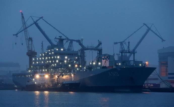 Archivo - FILED - 15 February 2024, Mecklenburg-Western Pomerania, Warnemünde: The German Navy's 174-meter-long supply ship "Bonn" is moored at the quayside following repairs at the naval arsenal and will later sail towards the Baltic Sea. A senior Russia