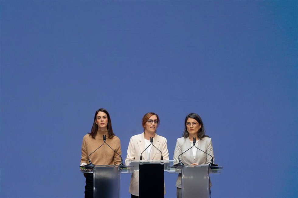 Archivo - La coportavoz de Más Madrid Rita Maestre junto a Mónica García y Manueal Bergerot